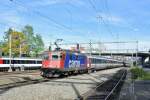 Re 421 379-9 mit EC 194 bei Durchfahrt in St. Gallen St. Fiden. An erster Stelle ist ein noch grauer Bpm61 eingereiht, 18.10.2013.