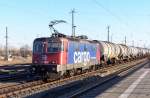 421 385-6 von SBB-Cargo mit einem Ganzzug (Kesselwagen, Ladegut Dieselkraftstoff) in Oranienburg, Strecke Berlin-Rostock. Dieser Zug musste wegen Vorrang der  am Bahnsteig gerade abfahrenden Regionalbahn ins Überholungsgleis und einige Minuten warten. Aufgenommen am 23.2.14
Die Lok ist eine schweizerische Re 4/4, mit 4700kW, Höchstgeschwindigkeit 140km/h, gebaut in den 60er-Jahren. Die deutschlandtauglichen Maschinen dieser Type (ausgerüstet u.a.  mit PZB und passenden Stromabnehmern) werden von der SBB heute als Reihe 421 bezeichnet- alle andern als Reihe 420