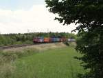 421 385 mit Schublok 295 088 sind am 18.06.14 mit einem Container in Oberjößnitz zusehen.