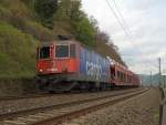 SBB Cargo Re 4/4 II / Re 421 385 zieht am 25.04.12 auf der linken Rheinseite in Höhe Kaub beladene Autotransporter in Richtung Süden.