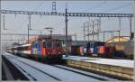 421 371-6 mit EC195 nach München verlässt St.Margrethen. Beim kurzen Halt wechselt der Lokführer und der Pantograf. Für die Fahrt nach Lindau besitzt die Cargolok eine breitere ÖBB-Wippe. (11.02.2015)