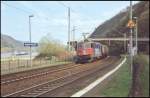 421 393 von SBB Cargo durchfhrt im April 2006 mit einem Stahlzug richtung Ruhrgebiet Bopphard-Hirzenach.