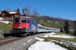 JAHRESRÜCKBLICK 2015
von Walter Ruetsch
FEBRUAR
SOB: Voralpenexpress mit der SBB Re 421 384-9 bei Steinerberg am 26. Februar 2015.