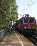 421 397-1 von SBB-Cargo kommt die Kohlscheider-Rampe hoch aus Richtung Neuss,Herzogenrath mit einem langen Hyundai-Autozug aus Polen nach Aachen-West und dann weiter nach Belgien und fährt in Richtung Richterich,Laurensberg,Aachen-West. Aufgenommen von Bahnsteig 2 in Kohlscheid. 
An einem schönem Frühlingsmorgen vom 11.5.2016.