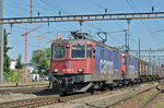 Doppeltraktion, mit den Loks 421 372-4 und 421 386-4, durchfahren den Bahnhof Pratteln. Das abzweigende Gleis führt auf eine Strasse und in ein Industriegebiet, von wo aus auch diese Aufnahme am 08.09.2016 entstand.	