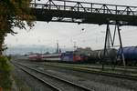 Auf Grund von Gleisbauarbeiten auf dem Bodenseedamm entfiel am 29.10.2016 bei internationalen Zgen der Halt in Lindau Hbf und somit auch der dort stattfindende Lokwechsel. Stattdessen wurde der Lokwechsel in Lindau-Reutin durchgefhrt. Von Basel kommend erreicht Re 421 392-2 mit dem EC 191 Lindau-Reutin, wo 218 403-4 und 218 426-5 bereitstehen, um die Wagen zu bernehmen und nach Mnchen zu ziehen.