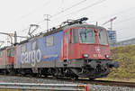 Re 421 391-4 wartet beim Güterbahnhof Muttenz auf den nächsten Einsatz. Die Aufnahme stammt vom 06.02.2017.