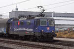 Re 421 371-6 durchfährt den Bahnhof Rupperswil. Die Aufnahme stammt vom 07.01.2022.