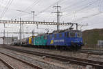 Am 04.03.2021 schleppen die WRS Loks 430 115-6 und 430 114-9 die Rangierlok 847 906-5 durch den Bahnhof Pratteln.