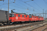 Dreifachtraktion, mit den Loks 436 114-3  Natalie , 436 115-6  Ivon  und 436 111-5  Sara , durchfahren den Bahnhof Pratteln.