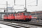 Dreifachtraktion, mit den Loks, 430 114-3  Natalie , 430 111-9  Sara  und 430 115-0  Ivon , durchfahren den Bahnhof Pratteln.