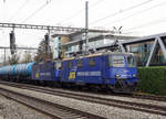 WRS Widmer Rail Services AG
Kesselwagenzug anlässlich der Ausfahrt Grenchen-Süd auf der Fahrt nach Cornaux am 28. November 2018.
An der Spitze dieses Zuges war die Re 430 112 eingereiht.
Fotostandort Strasse, Bildausschnitt Fotoshop.
Foto: Walter Ruetsch