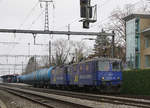 WRS Widmer Rail Services AG
Kesselwagenzug bei einem Zwischenhalt in Grenchen-Süd auf der Fahrt nach Cornaux am 28. November 2018.
An der Spitze dieses Zuges war die Re 430 112 eingereiht.
Fotostandort Strasse, Bildausschnitt Fotoshop.
Foto: Walter Ruetsch