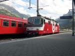 Berner Oberland 2007 - Nur mal die  Rder vertreten  wollte sich am 12.07.2007 die RM Re 4/4 436 111-9 als sie in Frutigen einem  RM-Kollegen  begegnet. Meist stand die Lok in Spiez abgestellt in einem Stumpfgleis. Sie wird als Schublok fr Crossrail-Zge auf der Ltschberg-Nordrampe verwendet. 