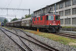 Oensingen Balsthal Bahn (OeBB).
Güterzug mit der Re 430 350-9, ehemals SBB Cargo National, in der Klus bei Balsthal anlässlich einem Zwischenhalt am 5. Oktober 2021.
Die ehemalige SOB Re 4/4 III 41 steht neu bei der OeBB im Güterdienst. Ausgerüstet ist sie mit nur einem Pantographen.
Fotostandort: Öffentlich zugängliche Strasse entlang der Geleise. Bildausschnitt Fotoshop.
Foto: Walter Ruetsch