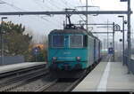 w.r.s - Nachschuss der Re 4/4 430 114 + 430 111 + 421 381 unterwegs als Lokzug bei der durchfahrt in der Haltestelle Biel-Bözingenfeld am 2023.03.04