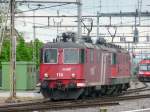 Crossrail / SBB Cargo - Nachschuss  von der Crossrail Lok Re 4/4 436 114-3 zuasmmen mit der SBB Lok Re 4/4 11296 unterwegs im Bahnhofsareal in Thun am 15.05.2010