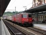 Crossrail - Loks 436 114 und 436 ... vor Güterzug bei der durchfahrt im Bahnhof Spiez am 21.06.2015