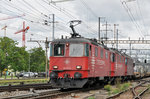 Dreifachtraktion, mit den Loks 430 111-9  Sara , 430 114-9  Natalie  und 430 112-3  Zita , durchfahren den Bahnhof Pratteln. Das abzweigende Gleis führt auf eine Strasse und in ein Industriegebiet, von wo aus auch diese Aufnahme am 08.09.2016 entstand.