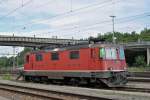 Re 4/4 III 11367 ist beim Güterbahnhof in Muttenz abgestellt.