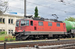 Re 4/4 III 11360/430 360-8 durchfährt den Bahnhof Pratteln.