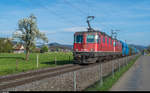 Kieszug mit Re 4/4 III 11363 mit einer weiteren Re 4/4 II vor einem Kieszug am 12. April 2017 bei Fehraltorf.