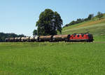 SBB: Re 430 359-0 mit Zisternenwagen nach Menznau auf der Fahrt bei Gondiswil am 19. Juni 2017.
Foto: Walter Ruetsch