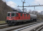 SBB: Kurzgüterzug mit der Re 4/4 III 430 369-9 am 19. Februar 2018 anlässlich einer Rangierfahrt in Reuchenette Péry. Erkennbar ist der Lokführer und Bahnfreund Charles Zimmermann.
Foto: Walter Ruetsch