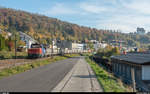 Eem 923 012 mit einem leeren Aushubzug des neuen Bözbergtunnels von Wildegg nach Schinznach Dorf am 26. Oktober 2018 bei Holderbank. Da die Züge auf dem kurzen Laufweg auch noch die Fahrtrichtung ändern müssen, werden sie mit einer Re 4/4 II/III und einer Eem 923 im Sandwich bespannt, wobei die hintere Lok jeweils geschleppt wird.