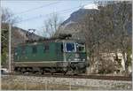 Re 4/4 III/430 364-0 als eine der Letzten in grün ist bei Maienfeld unterwegs nach Chur/Ems Werk. (31.12.2019)