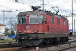 Re 430 359-0 durchfährt solo den Bahnhof Pratteln.