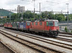 Bei der SBB steht von den Re 4/4 III nur noch die Re 430 359-0 mit fehlenden Loknummern, Buchstaben, Schweizerkreuz etc. recht schmutzig im täglichen Einsatz.
Lokparade in Olten-Hammer vom 1. August 2021.
Foto: Walter Ruetsch