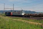 SBB: Güterzug mit Doppeltraktion Re 4/4 bei Hendschiken am 26. Juni 2015. Als Zweitlok eingereiht ist die Re 420 268-5  ERSTFELD  mit der Aufschrift GOTTARDO 2016.
Foto: Walter Ruetsch