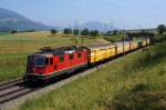 SBB/PTT: Re 4/4 11166 mit Postwagen ab dem Postverteilungszentrum Härkingen nach Daillens. Die Aufnahme ist am 11. Juni 2015 zwischen Niederbipp und Wangen an der Aare entstanden.
Foto: Walter Ruetsch