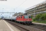 Re 4/4''' 11367 am 4.8.2015 bei Durchfahrt in Wettingen mit einem leeren Ölzug