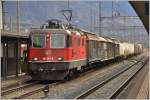 Re 4/4 III 430 361-6 steht abfahrbereit mit einem Güterzug in Landquart. (09.02.2016)