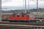 Re 4/4 III 11361 durchfährt den Güterbahnhof Muttenz. Die Aufnahme stammt vom 05.02.2016.