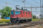 Re 4/4 III 11369 (430 369-9) durchfährt den Bahnhof Pratteln. Die Aufnahme stammt vom 24.06.2016.
