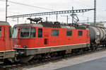 Re 4/4 III 11361 durchfährt den Bahnhof Zofingen.