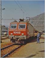 Beiwerk im Bild - keine Erfindung unsere Tage...
In Brig wartet die Re 4/4 IV mit dem Schnellzug 321 Genève/Bern - Brig - Milano - Venezia auf die Abfahrt.
19. April 1984