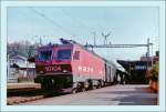 Die SBB Re 4/4 IV 10104 mit einem Schnellzug Richtung Lausanne beim Halt in Vevey im Sommer 1985.