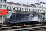 Ehemalige Lokomotiven der SÜDOSTBAHN/SOB in Zofingen am 19. Februar 2020.
Re 446 017-6 von Eisenbahndienstleister Gmbh/EDG auf ihren nächsten Einsatz wartend.
Im Jahre 1994 hat sich die SBB entschlossen die vier im Fahrzeugpark exotischen Re 4/4 IV gegen die vier Re 4/4 III der SOB zu tauschen. 
Foto: Walter Ruetsch