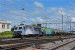 Doppeltraktion, mit den EDG Loks 446 017-6 und 446 016-8 durchfährt den Bahnhof Pratteln. Die Aufnahme stammt vom 07.07.2021.