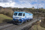 Re 446 018-4 der EDG als Lokzug aus Suhr nach Rheinfelden, aufgenommen in Villnachern AG am 27.11.2021.