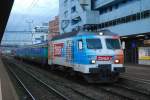 Der Tesa-Staubsauger Re 446 017 (ex SBB Re 4/4 IV 10103) der SOB bringt am Abend des 17.11.09 ihren Pendlerzug nach Zrich-Altstetten.