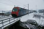 Eigentlich hatte ja mein Hund Phototermin, aber auch dort wo sein Tummelplatz ist gibt es auch Bahn zu Fotografieren. Hier eilt am 30.01.2010 die S2 richtung Bahnhof Lachen, gezogen von der 450073-2.
Meinen Hund findet man auf Tierfotos.eu.