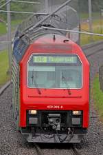 Re 450 003-9 mit der S6 unterwegs am 29.6.2014 bei Regen nahe Bollingen