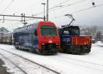 SBB: Die Re 450 073 mit dem Revisionsdatum vom 30.12.2014 bei einer Begegnung mit der Eem 923 004-6  ROGGEN  in Oensingen am 30. Dezember 2014.
Foto: Walter Ruetsch