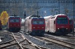 Zwei KTU-Loks der Baureihe Re 456 der SZU vor klassischen Wendezuggarnituren der S4 mit nur einem Doppelstockwagen neben SZU Re 456 552 (ex SBB Re 450 070) mit einem komplett aus Doppelstockwagen gebildeten Zug am 17.11.09 in Langnau-Gattikon (Sihltalbahn). Das technische Innenleben der Loks ist identisch. 