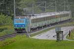 Re 456 091 mit dem Voralpenexpress passiert am 29.6.2014 bei starkem Regen nahe Bollingen eine staatliche Fotostelle.